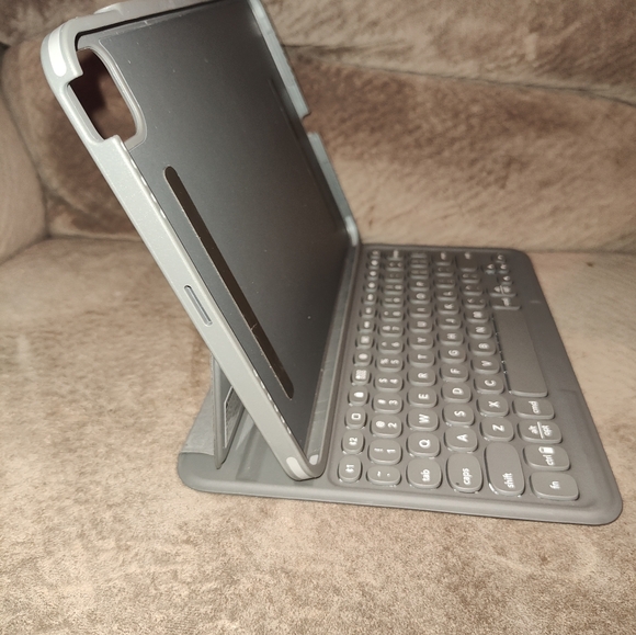 Zagg ZKB11FBB34 PRO Keys Detachable Bluetooth Keyboard - for iPAD PRO 11 - Picture 12 of 13